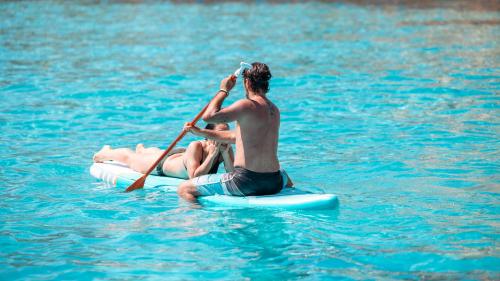 Chicos durante la excursión en las aguas cristalinas de las islas Egadi
