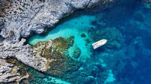 Vela ligera en las aguas cristalinas de las islas Egadi