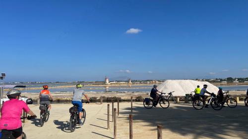 Acumulaciones de sal en la ruta de Trapani a Marsala