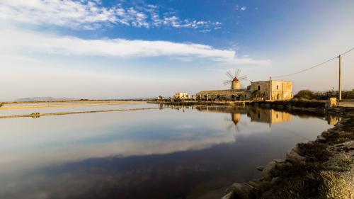 Paisaje de las salinas de Marsala en Sicilia