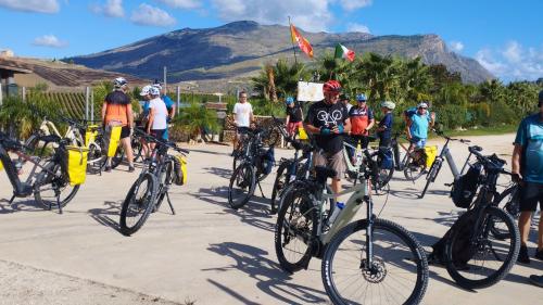 Biciclette elettriche pronte a partire per il tour da Trapani fino ad Erice