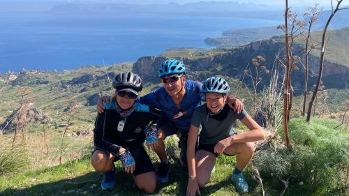 Ciclisti ammirano il panorama della Sicilia occidentale