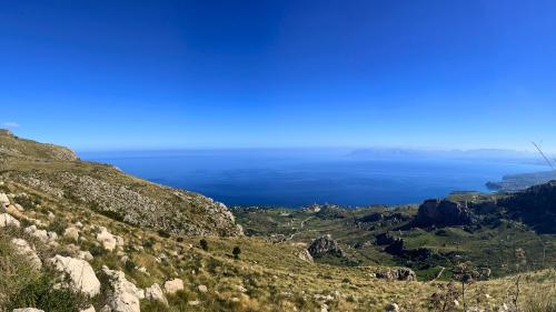 Paesaggi tra colline e mare in Sicilia