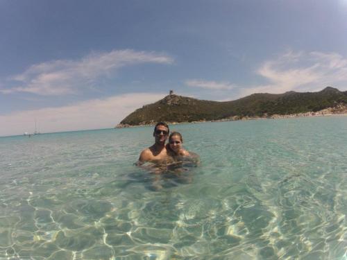 Coppia nel mare di Chia