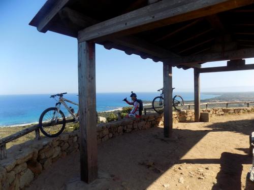 Niño descansa durante una excursión en bicicleta a Bidderosa