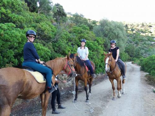 Filles pendant l'expérience à cheval