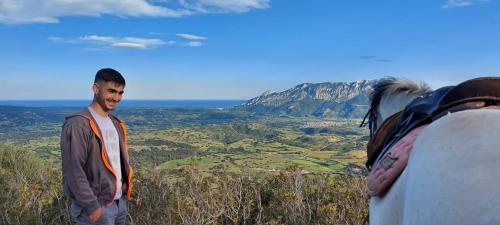 Escursione a cavallo con vista mare