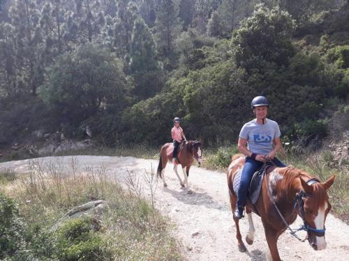 Padre e figli a durante escursione a cavallo a Orosei