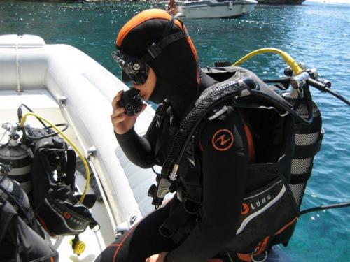 Randonneur prêt à plonger dans la mer d'Alghero avec équipement de plongée