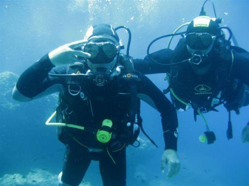 Guide with hiker during diving experience