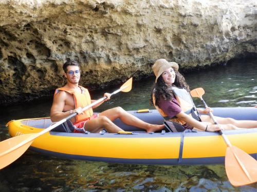 Coppia di ragazzi durante escursione in kayak a Balai