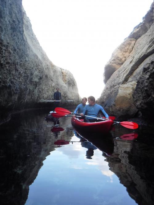 Escursionisti in kayak doppio 