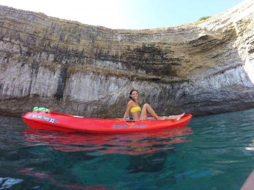 Ragazza in kayak a Balai