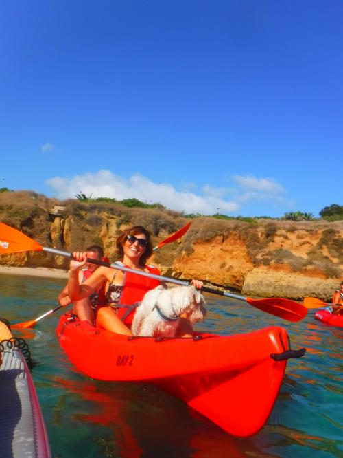 Signora in kayak con cane