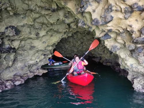 Escursionisti in kayak escono da una grotta nascosta a Balai