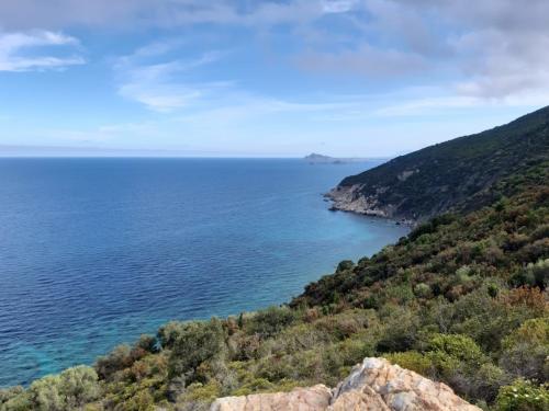 vue sur la mer bleue cristalline de Santa Maria Navarrese