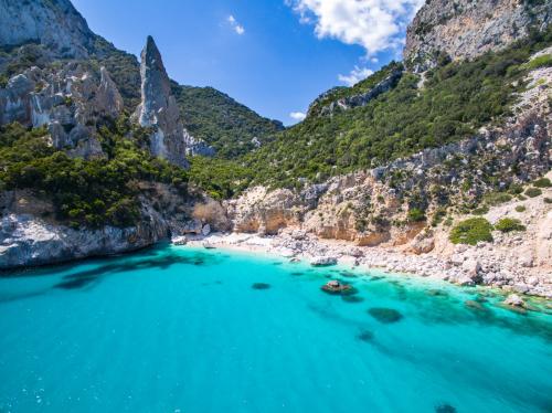 cala goloritzè en el golfo de orosei vista desde un dron
