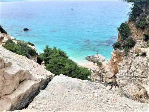 bajada en cala Goloritzè desde Baunei Supramonte