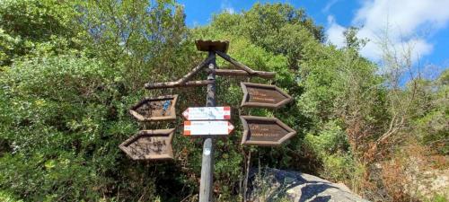 Schilder mit Hinweisen für Wanderer im Wald von Sette Fratelli in Sinnai