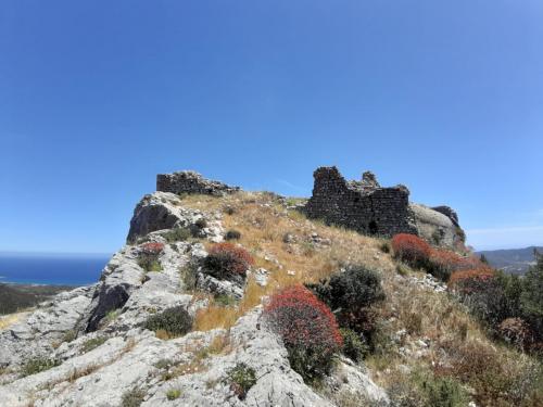 Überreste der Burg von Quirra in den Bergen von Villaputzu