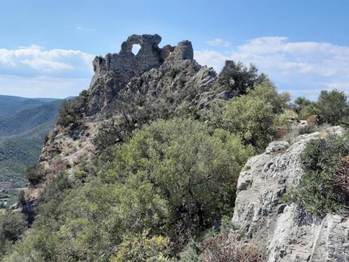Überreste der Burg von Quirra in den Bergen von Villaputzu