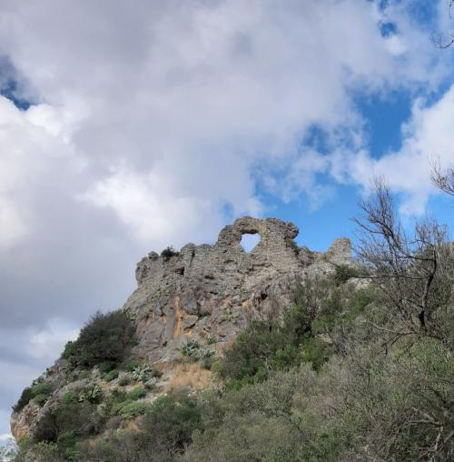 Überreste der Burg von Quirra in den Bergen von Villaputzu