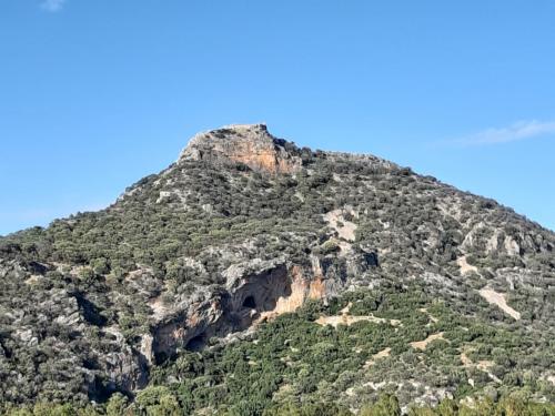 der Berg von Villaputzu und die Überreste der Burg von Quirra
