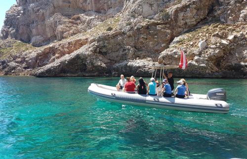 Transfert en radeau pour une excursion de plongée en apnée à Capo Caccia