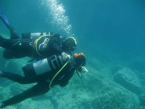 Guide mit Anfänger Wanderer für den ersten Tauchgang in Alghero