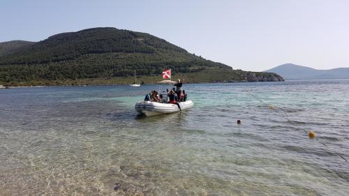 Bateau gonflable avec participants en excursion de plongée pour débutants