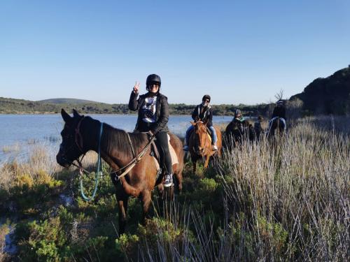 Mädchen zu Pferd während eines geführten Ausfluges im Barazt-See