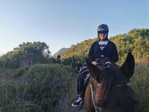 Filles à cheval pendant l'excursion