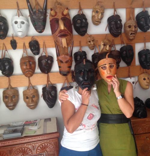 Turisti provano le maschere tipiche in un laboratorio artigianale a Mamoiada
