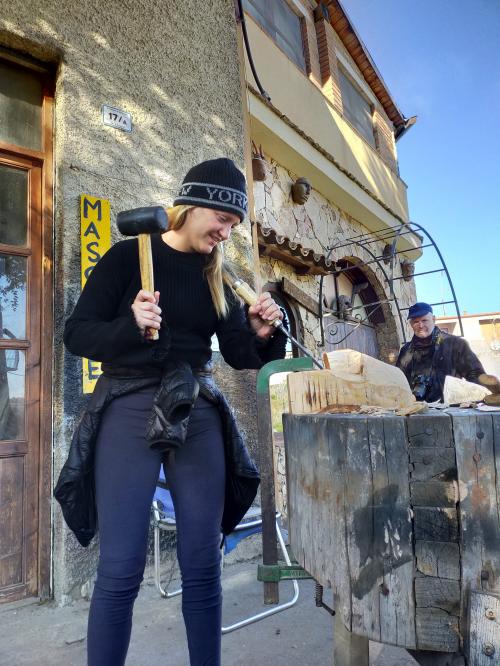 Turista si cimenta nella lavorazione del legno a Mamoiada