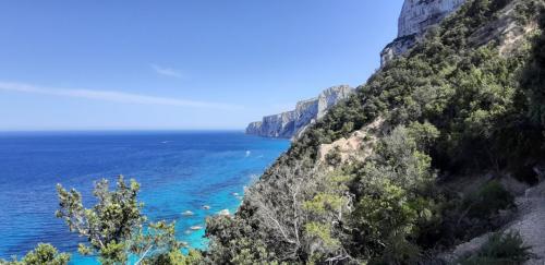 Panoramablick auf die Cala Mariolu mit ihrem kristallklaren türkisfarbenen Wasser