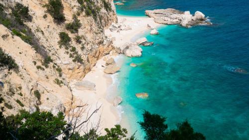 Panoramic view of Cala Mariolu with its crystal clear turquoise waters