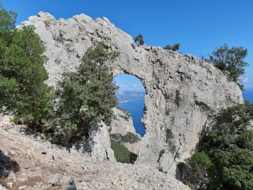 natürliches Fenster in den Felsen von Baunei Trekking Cala Mariolu