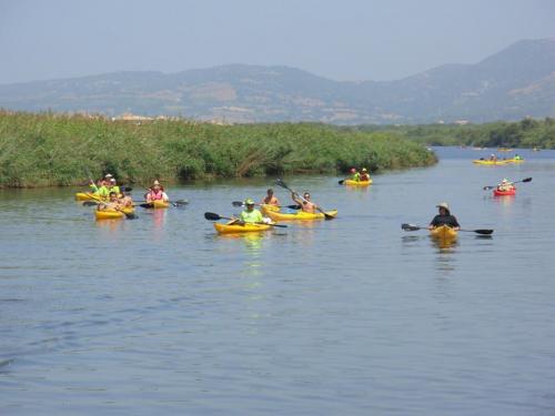 Gruppo di persone in canoa sul fiume Coghinas