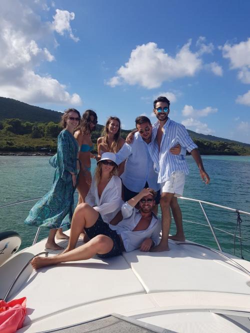 Niños y niñas celebran a bordo de un barco en Alghero