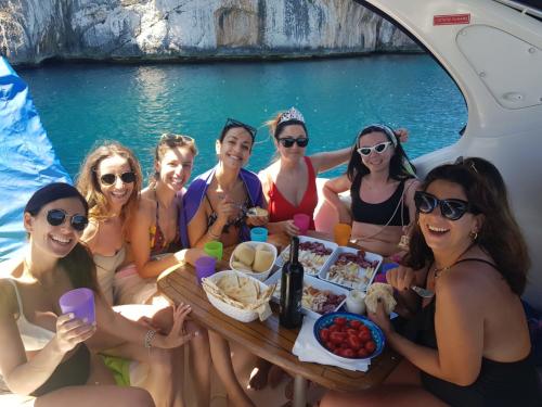 Junggesellinnenabschied auf einem Boot im Golf von Alghero