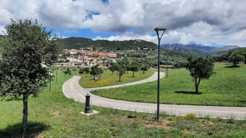Vista de la entrada al pueblo de Berchidda
