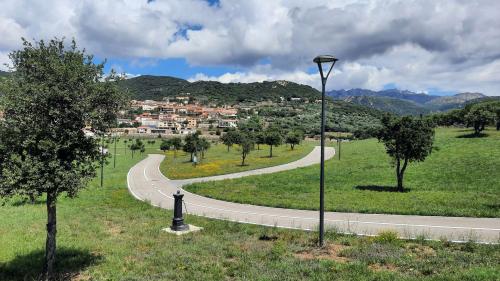 Vue de l'entrée du village de Berchidda