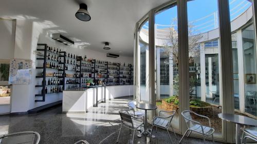 Interior del museo del vino en Berchidda