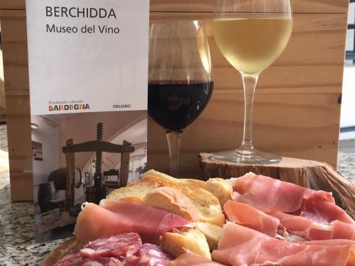 Dégustation de vin, de charcuterie et de pain au musée du vin de Berchidda