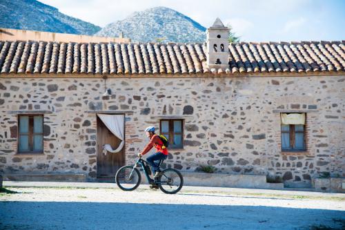 <p>Hikers by bike during guided tour</p><p><br></p><p><br></p>