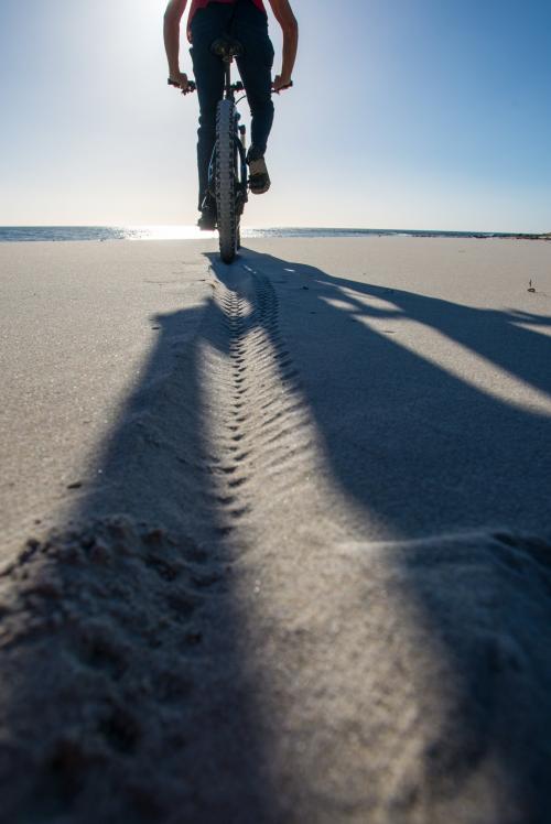 Excursionista en bicicleta durante tour guiado por la playa en el territorio de Orosei