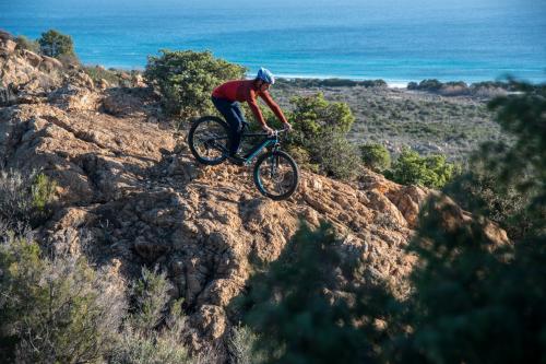 Escursionista in bici tra mare e montagna