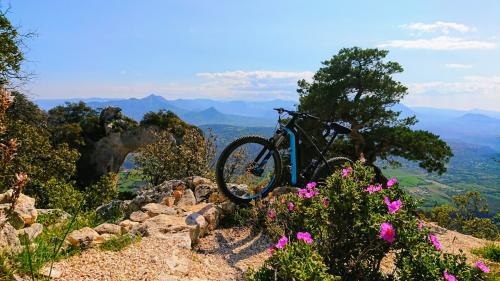 E-Bike auf dem Berg Tuttavista in Orosei