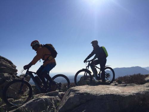 Radfahrer beim Wandern auf dem Monte Tuttavista in Orosei