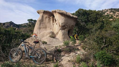 Felsen auf dem Monte Remule in der Gegend von Orosei mit E-MTB Mountainbikes